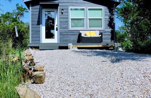 Burnet Cabin | Gamer's Off-Grid & Secluded Getaway, Pets Stay FREE!