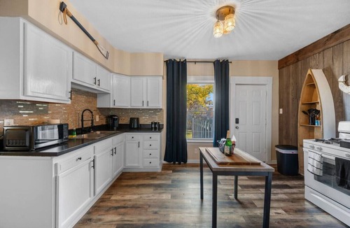 Edgewater Apartment | Gamer's Paradise Duplex | Themed | Sleeps 13