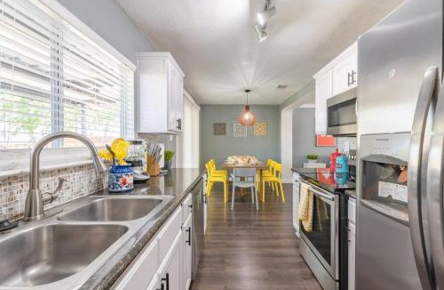 West San Antonio House | GameRoom, BBQ & Hot-tub by Lackland & SeaWorld
