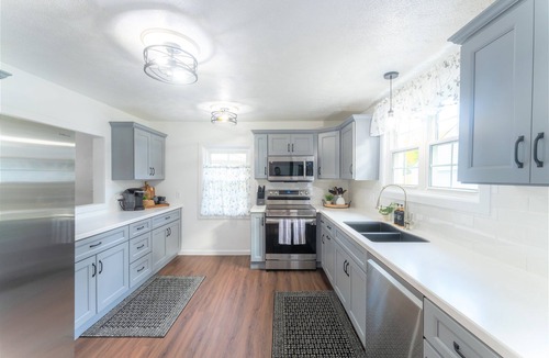 Saint Marys  Saint Joseph County House | *GameRoom*Pool*2663ft²*King Bed*65" TV*1000Mbps