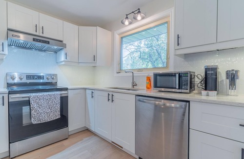 Lakefield House | Games+BBQ+Firepit+sleep 8+4 beds near Downtown