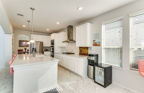 Santa Fe House | Games, Films & Outdoor Fun: Luxe Home in La Marque