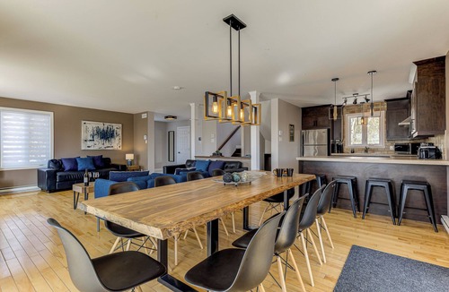 Baie-St-Paul House | Games tables for entertaining moments