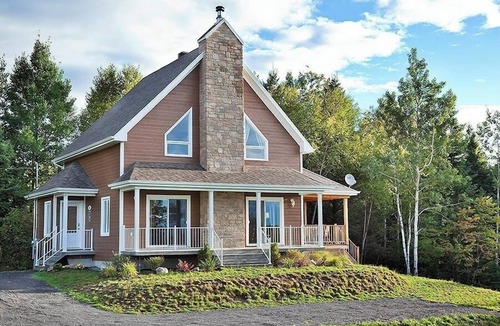 Baie-St-Paul House | Games tables for entertaining moments