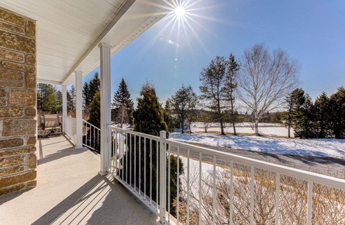 Baie-St-Paul House | Games tables for entertaining moments