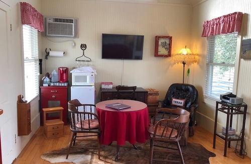 Flatonia Cottage | Gander's Down 1 Bedroom Ranch Amazing Cottage