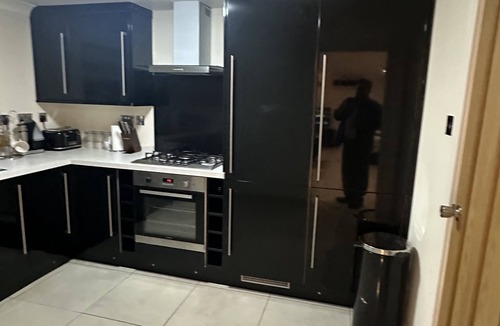 Barkingside Apartment | Gants Hill studio with parking