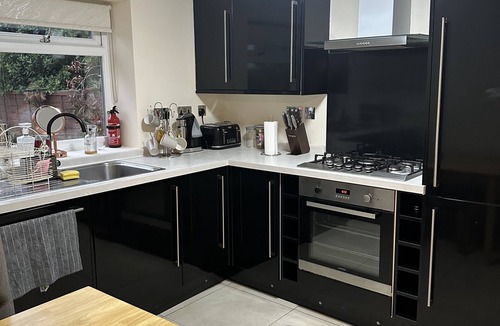 Barkingside Apartment | Gants Hill studio with parking