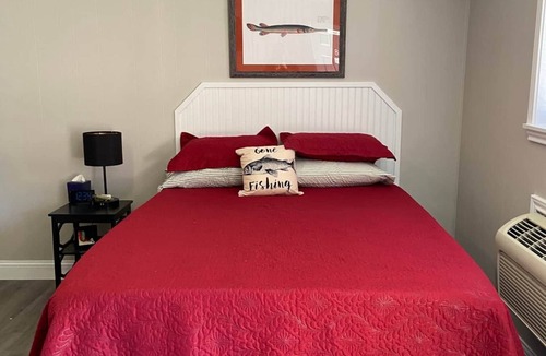 Quitman Hotel | Gar Getaway- Room 8