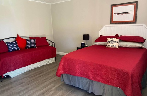 Quitman Hotel | Gar Getaway- Room 8