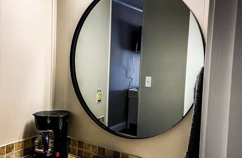 Quitman Hotel | Gar Getaway- Room 8