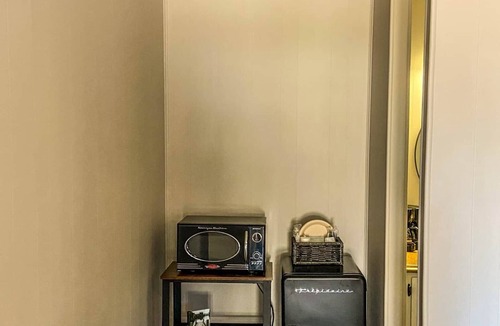 Quitman Hotel | Gar Getaway- Room 8
