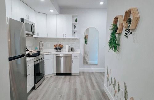 Center City Apartment | Garage Parking/3 King Beds/Pool Table/85" TV