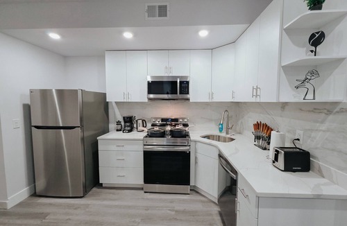 Center City Apartment | Garage Parking/3 King Beds/Pool Table/85" TV