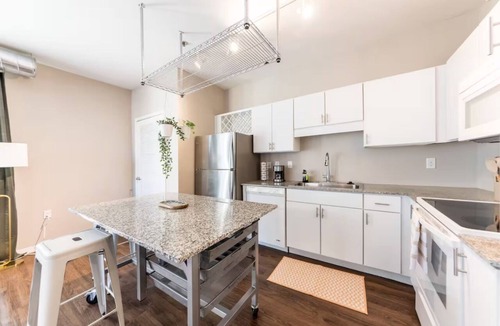 DeBaliviere Place Apartment | Garage Parking Central West End near Hospitals