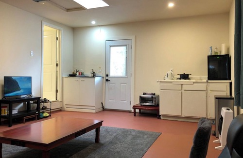 La Canada Flintridge House | Garage Studio with Beautiful Backyard