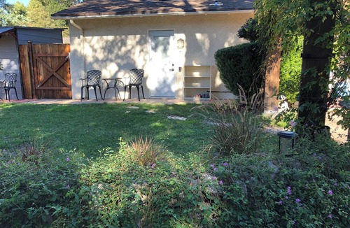 La Canada Flintridge House | Garage Studio with Beautiful Backyard