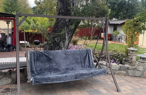 La Canada Flintridge House | Garage Studio with Beautiful Backyard