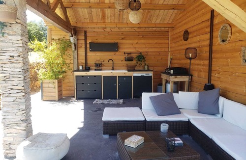 Lirac House | Gard: Maison en Campagne Avec Piscine, Calme et vue Splendide