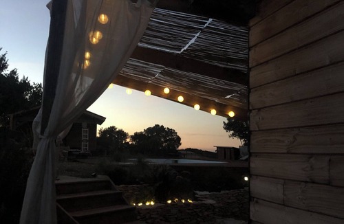 Lirac House | Gard: Maison en Campagne Avec Piscine, Calme et vue Splendide