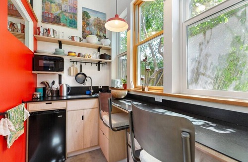 Miller Park Apartment | Garden Artist Loft Studio