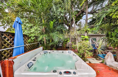 Parkside House | Garden botanical with jacuzzi