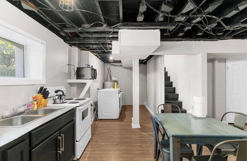 New Castle Apartment | Garden Bungalow at Broadmoor -WiFi/Parking/Cozy