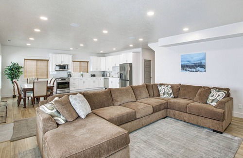 Sweetwater Cabin | Garden City Cabin w/Fire Pit: 2 Mi to Bear Lake!