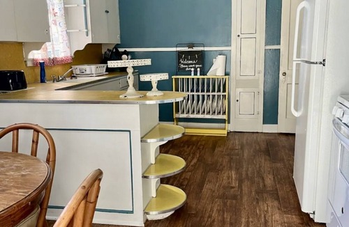 West Monroe Cottage | Garden Cottage in the city. Pet friendly!