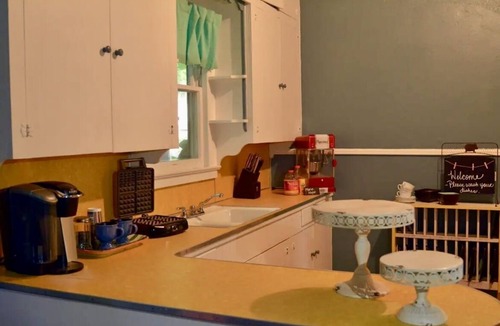 West Monroe Cottage | Garden Cottage in the city. Pet friendly!