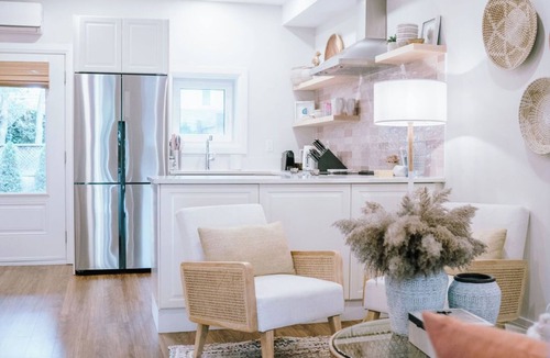 Prince Edward House | Garden Cottage Pet Friendly w/complimentary Sandbanks Park Pass