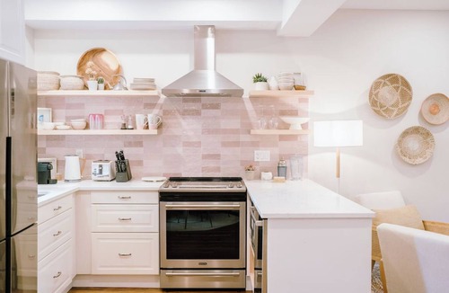 Prince Edward House | Garden Cottage Pet Friendly w/complimentary Sandbanks Park Pass