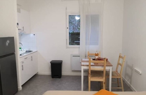 Secteur 2 House | Garden-facing studio in Grenoble's lower town center