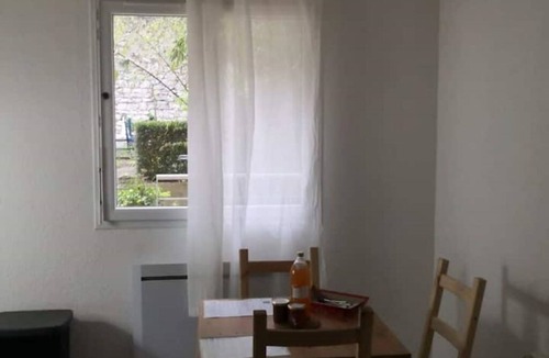 Secteur 2 House | Garden-facing studio in Grenoble's lower town center