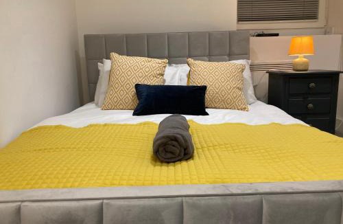 Rochester East Ward Apartment | Garden Flat in City Centre with Parking