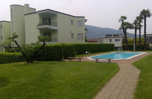 Caslano Apartment | Garden flat in Ticino with swimming pool