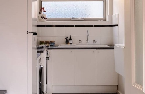 Brunswick North Apartment | Garden Gem: Coburg Leafy Apt.