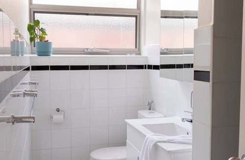 Brunswick North Apartment | Garden Gem: Coburg Leafy Apt.