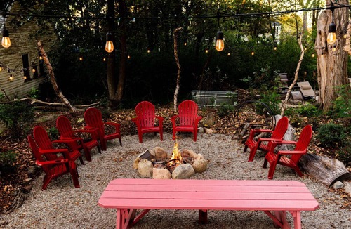 Southern Coast Apartment | Garden Getaway with Hot Tub