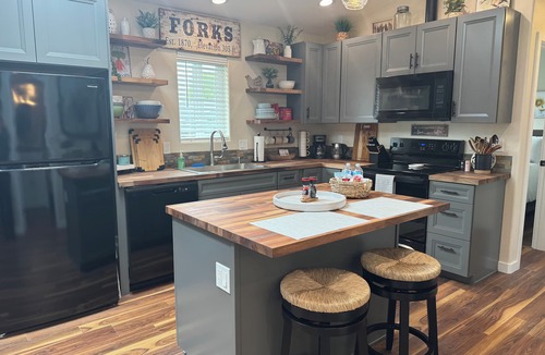 Forks House | Garden House ~ New Home! In the heart of Forks, walking distance to town