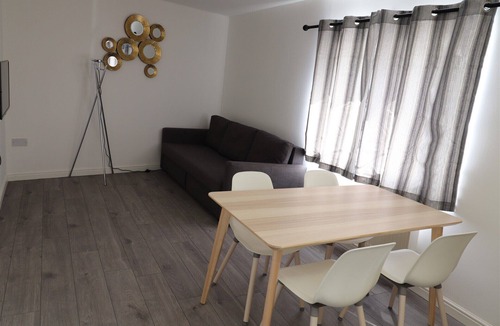 Banbury House | Garden House with parking