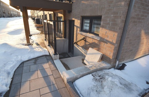 Vaughan House | Garden-Level 1-Bedroom Suite with Private Entrance