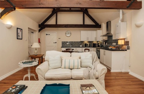 Didcot Cabin | Garden Lodge - pet friendly