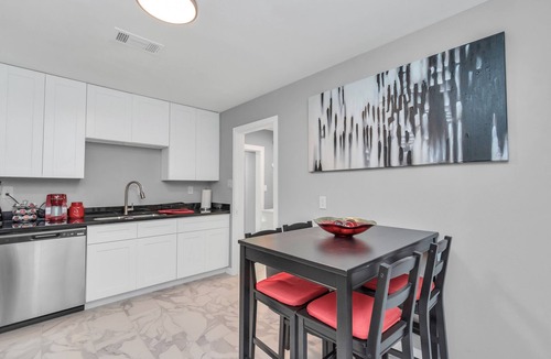 Garden Oaks House | Garden Oaks Cottage - Central and Family-Friendly