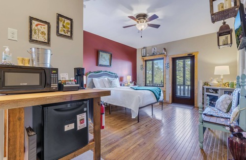 Stanardsville Hotel | Garden Oasis - Rm. 105