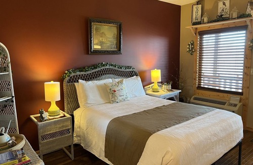 Stanardsville Hotel | Garden Oasis - Rm. 105