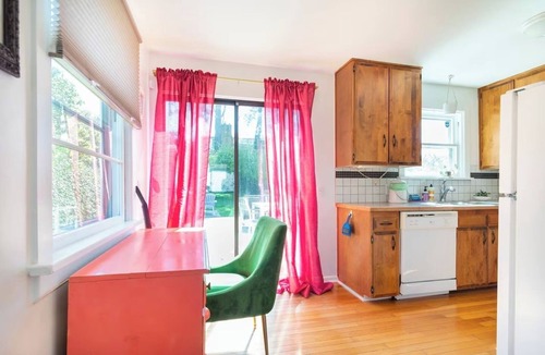 Alki House | Garden Retreat Deck Dining + Fire Pit