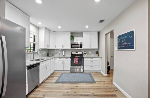 Celina House | Garden Retreat/King Bed/Large Yard