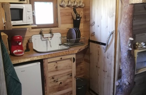 Chatuzange-le-Goubet Apartment | Garden shed