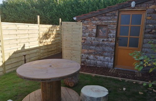 Chatuzange-le-Goubet Apartment | Garden shed